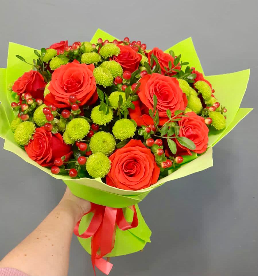 Букет цветов из: Хризантемы и Розы в Веселое Адлер