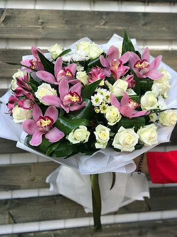 Букет цветов из: Розы и Хризантемы в Веселое Адлер