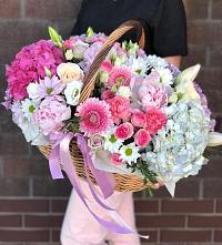 Цветочная композиция из Розы, Хризантемы, Пионы и Лизиантусы в корзине в Веселое Адлер