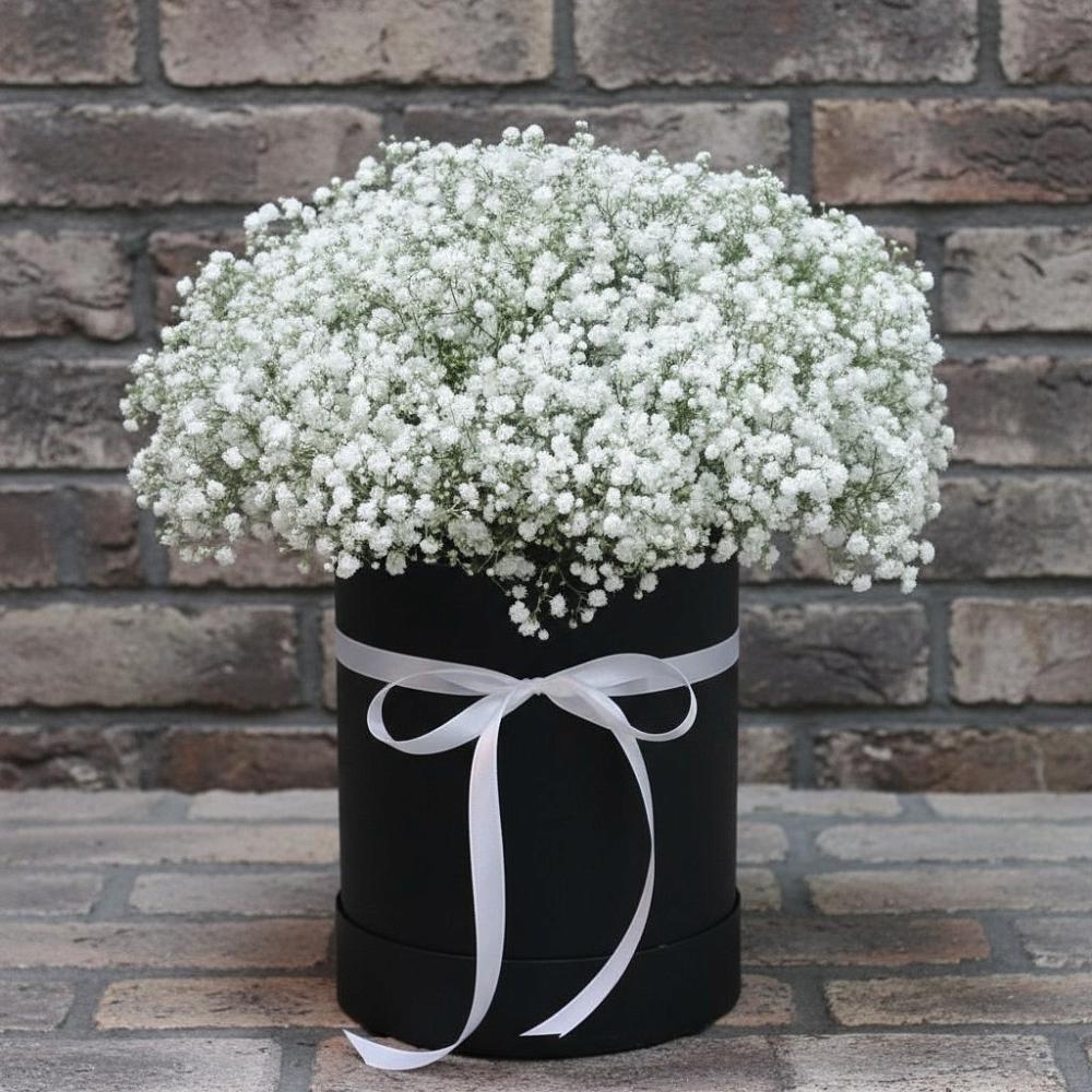 Цветочная композиция из Гипсофила в шляпной коробке в Веселое Адлер