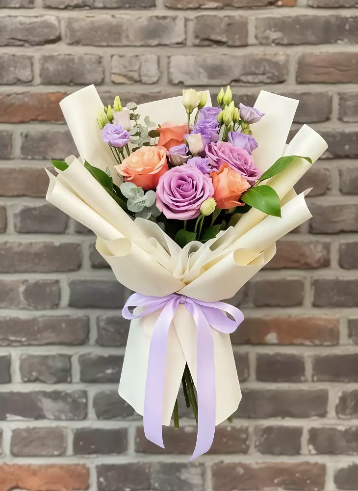 Букет цветов из: Лизиантусы и Розы в Веселое Адлер