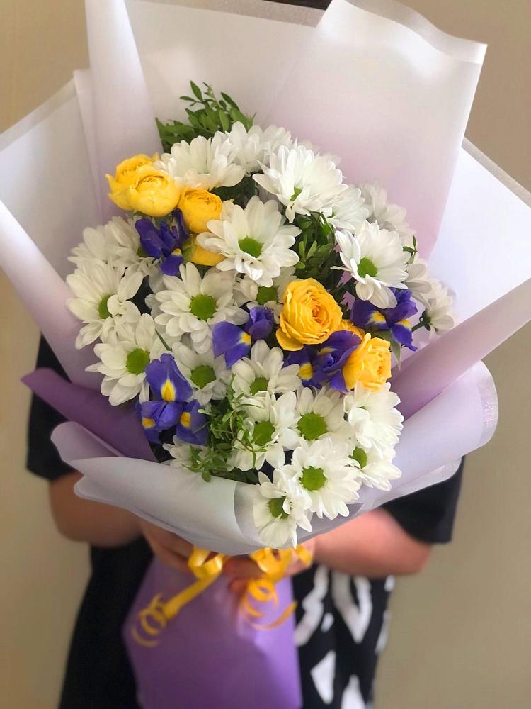 Букет цветов из: Ирисы, Хризантемы и Розы в Веселое Адлер