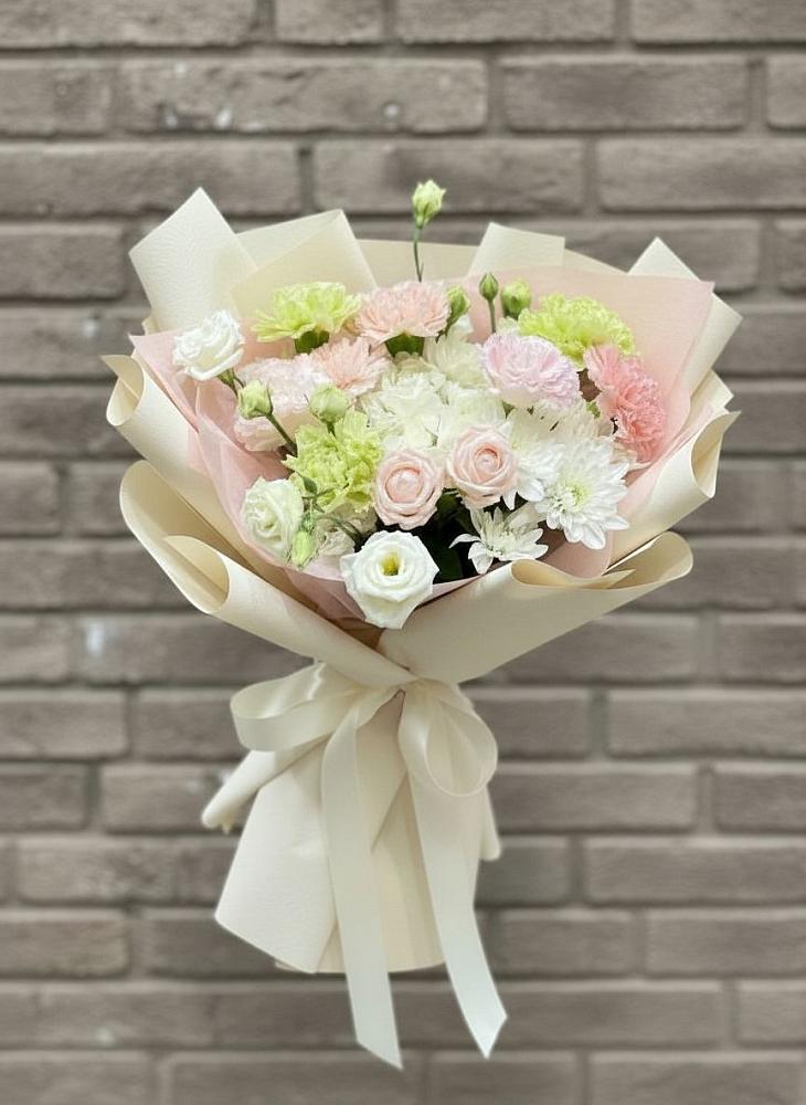 Букет цветов из: Гвоздики, Розы, Лизиантусы и Хризантемы в Веселое Адлер