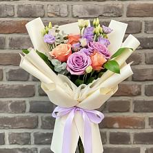 Букет цветов из:  Лизиантусы и Розы в Веселое Адлер