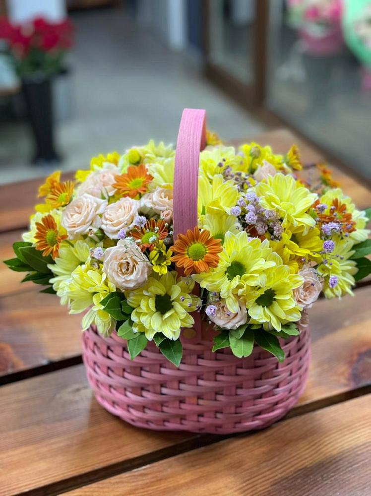Цветочная композиция из Хризантемы и Розы в корзине в Веселое Адлер