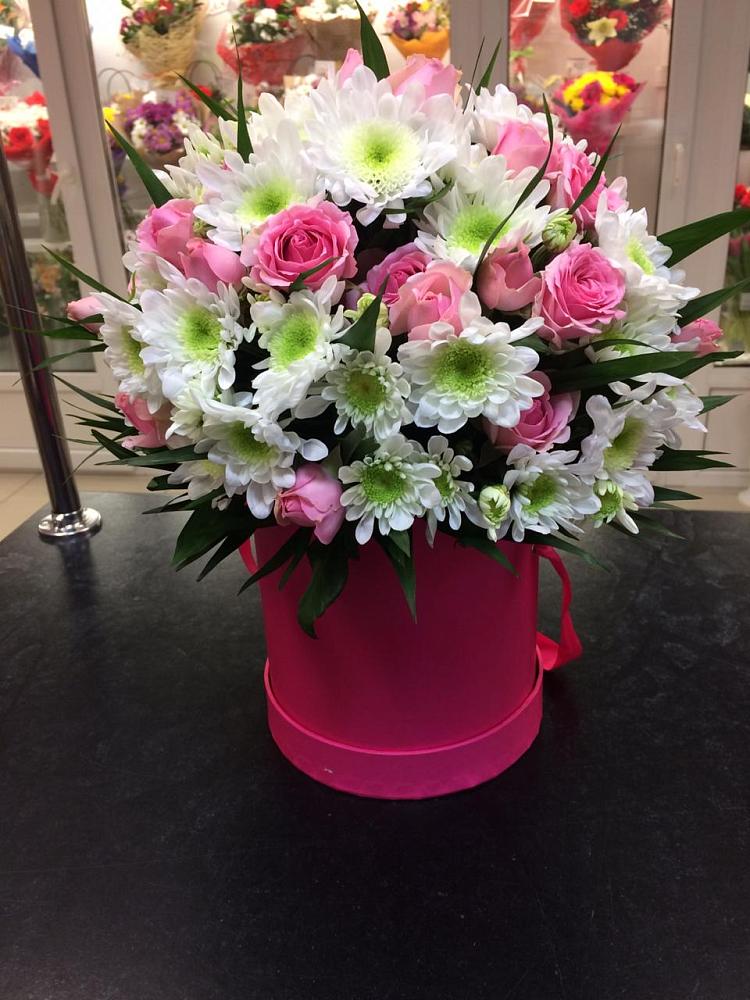 Цветочная композиция из Розы и Хризантемы в шляпной коробке в Веселое Адлер