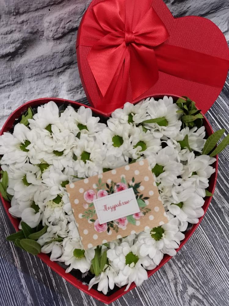 Цветочная композиция из Хризантемы в виде сердца в Веселое Адлер