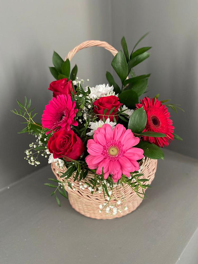 Цветочная композиция из Розы, Хризантемы и Герберы в корзине в Веселое Адлер