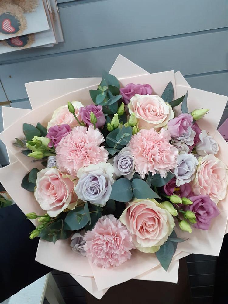 Букет цветов из: Розы, Гвоздики и Лизиантусы в Веселое Адлер