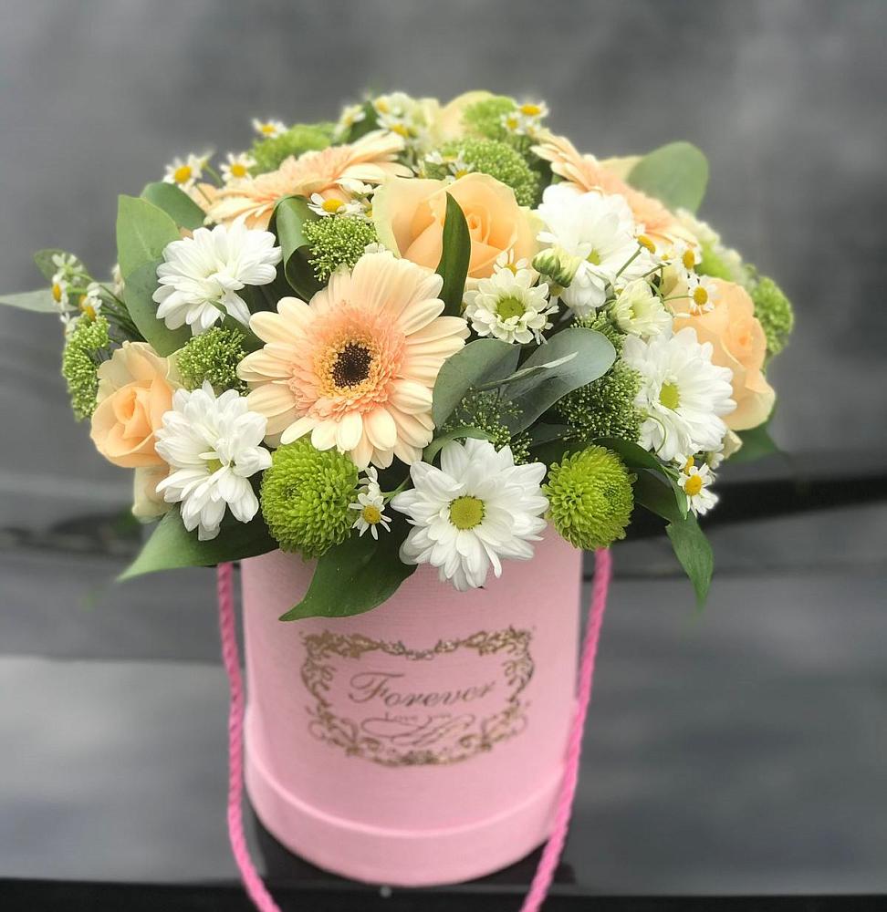 Цветочная композиция из Розы, Герберы и Хризантемы в шляпной коробке в Веселое Адлер